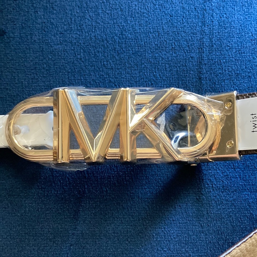 Michael Kors twist reversible belt (Size Sm)